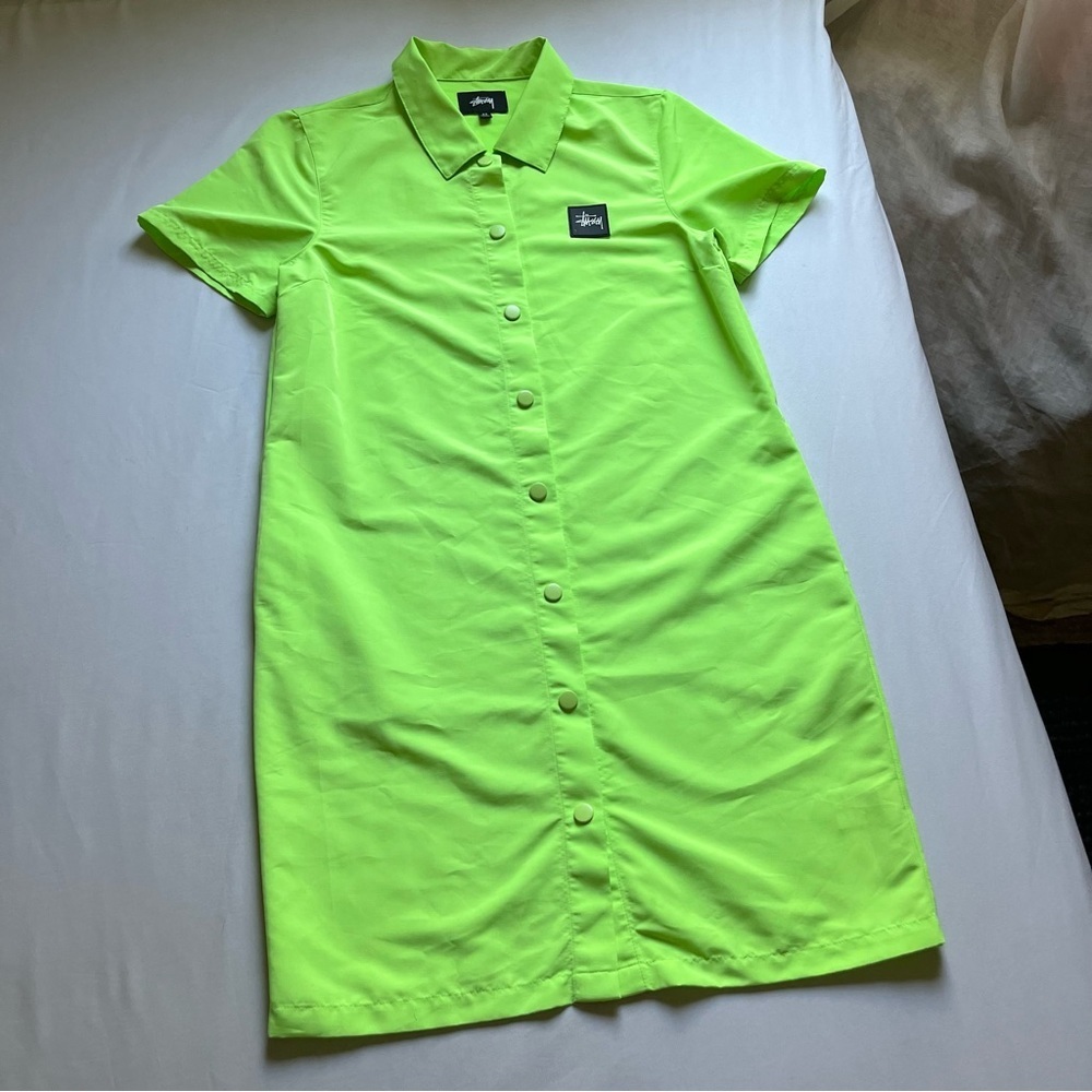 STUSSY neon green snap button up logo patch short sleeve mini dress